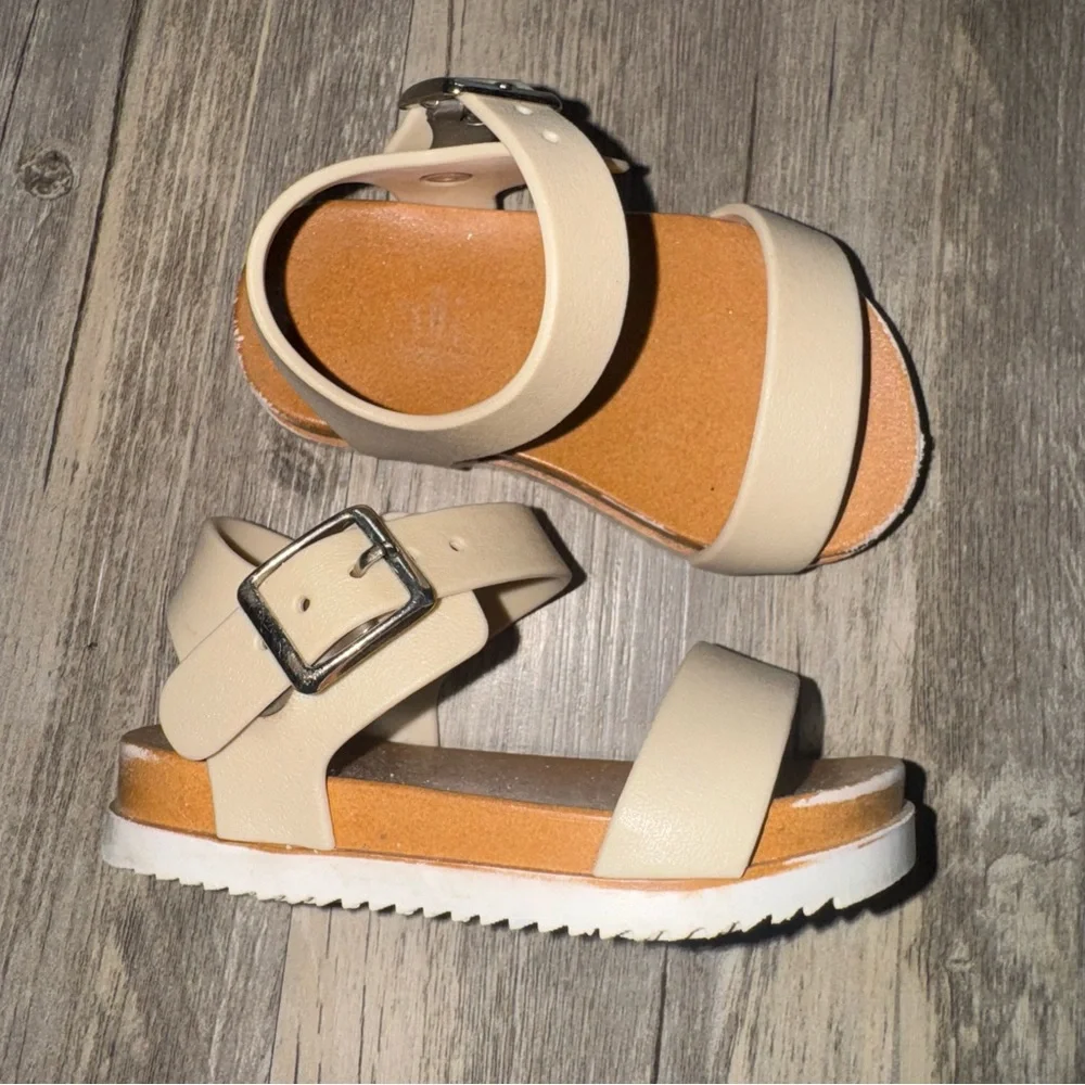 ☀️6/$20☀️ Kids Beige Buckle Sandals